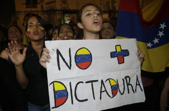 Protesters shouts slogans against Venezuela&#039;s government, in front of Venezuela&#039;s embassy in Lima, Peru, Wednesday, April 19, 2017. Opponents of President Nicolas Maduro living in Lima deman ...