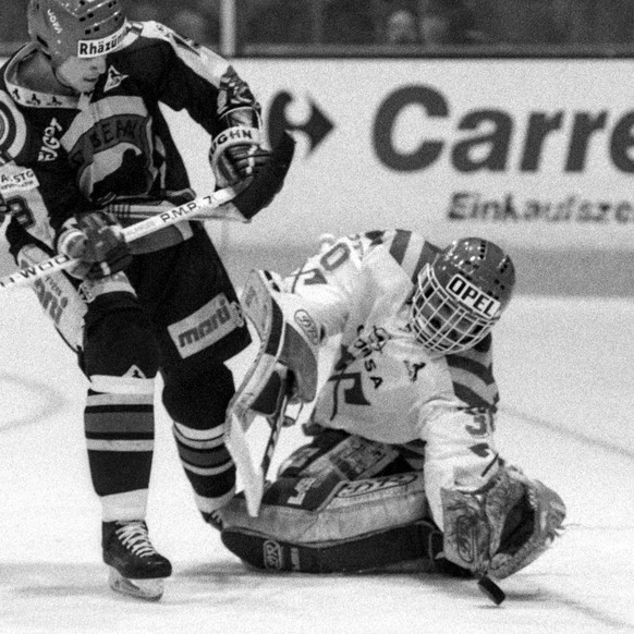 Der EHC Biel, helles Dress, verliert ein Playoff-Halbfinalspiel zu Hause gegen den SCB mit 0:2 Toren, aufgenommen im Februar 1990 in Biel. (KEYSTONE/Str)