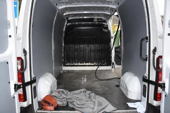 Die Kantonspolizei Nidwalden hat am 5. September 2022 in Hergiswil 23 Flüchtlinge aus einem überfüllten Lieferwagen befreit. Ein mutmasslicher Schlepper konnte festgenommen werden.
