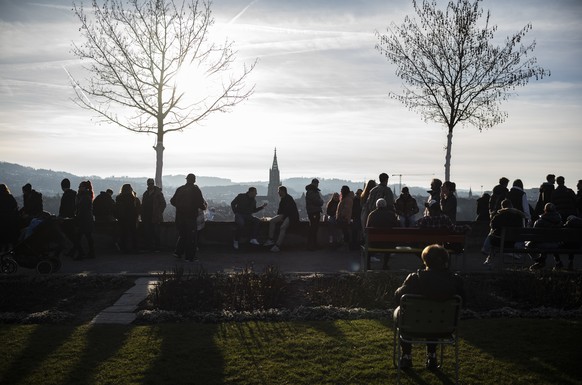 Spaziergaengerinnen und Spaziergaenger tummeln sich bei fuer die Jahreszeit ungewoehnlich warmen Temperaturen im Rosengarten und geniessen die Aussicht auf die Altstadt Berns mit dem Muenster, am Sonn ...