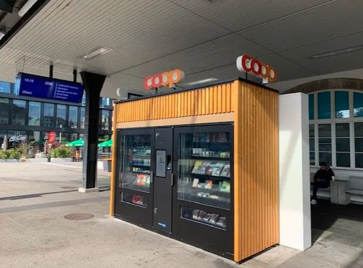 Voici un de ces distributeurs automatiques testés par Coop dans quatre gares CFF.