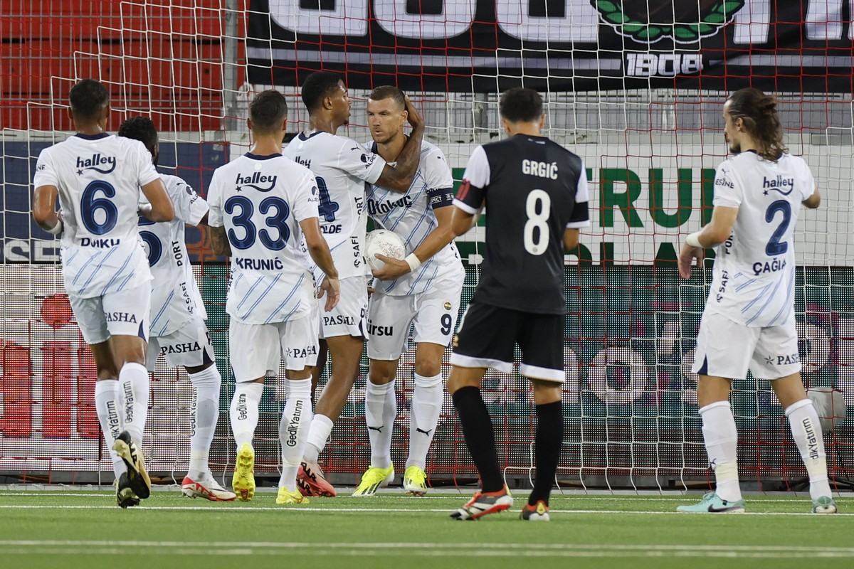 epa11493068 Fenerbahce's Edin Dzeko (C) celebrates scoring the 1-1 goal with his teammates during the UEFA Champions League qualifying second round first leg soccer match between FC Lugano and Fe ...