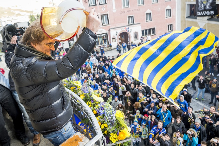 Trainer Arno del Curto mit Pokal an der Meisterfeier des HC Davos, am Samstag, 18. April 2015, in Davos. Der HC Davos war am Freitag, 10. April 2015 zum 31. Mal Schweizer Eishockey Meister geworden. S ...