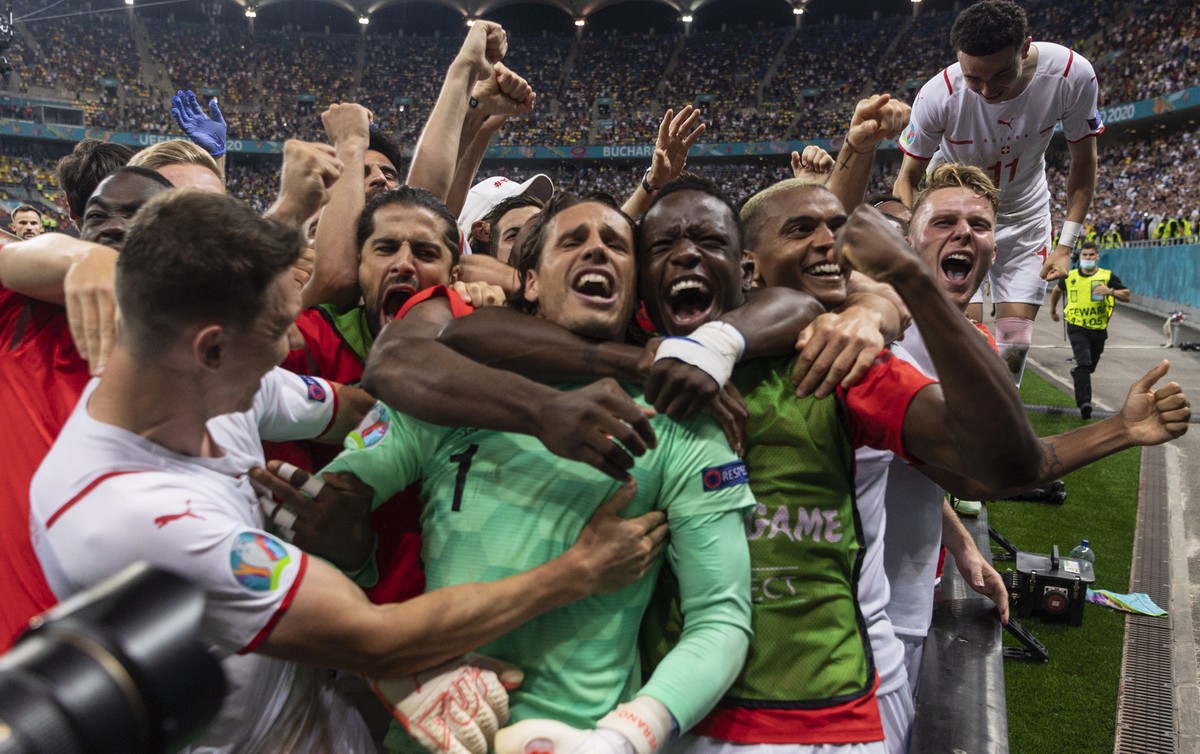 epa09309784 Players of Switzerland celebrate after winning the UEFA EURO 2020 round of 16 soccer match between France and Switzerland in Bucharest, Romania, 28 June 2021. EPA/JEAN-CHRISTOPHE BOTT (RES ...