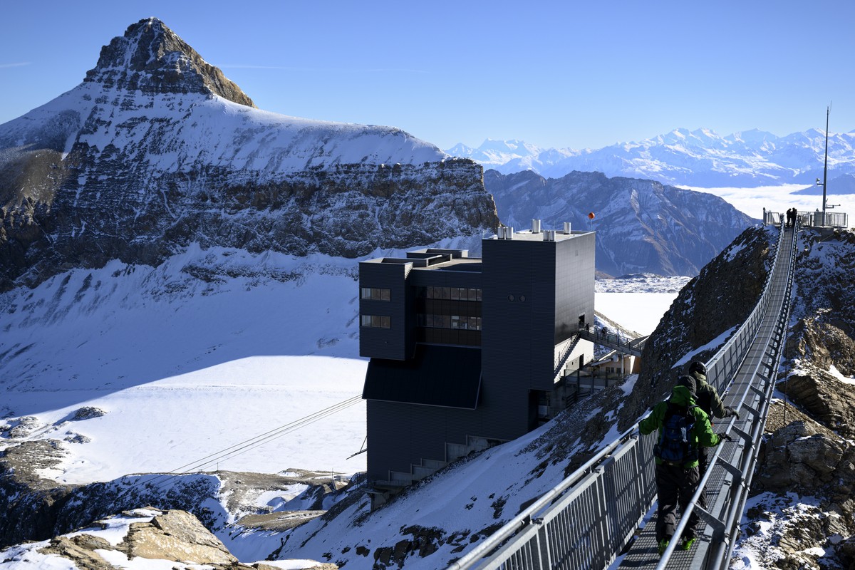epa11720329 The newly inaugurated restaurant 'Botta' features a solar panel facade at the Glacier 3000 resort in Les Diablerets, Ormont-Dessus, Switzerland, 14 November 2024. The restaurant, ...