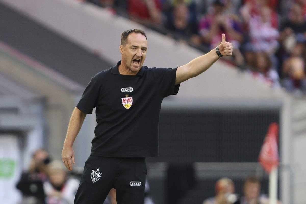Trainer Nico Willig VfB Stuttgart II gestikuliert, Gestik waehrend des Spiels der 3. Liga zwischen Fortuna Duesseldorf und VfB Stuttgart II, Merkur Spiel-Arena am 28. August 2026 in Duesseldorf, Deuts ...