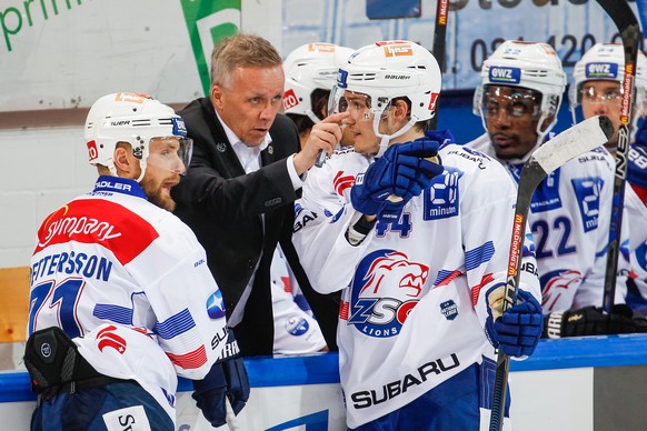 ZSC Coach Hans Wallson, Mitte, zusammen mit seinen Spielern Fredrik Pettersson, links, und Pius Suter, rechts, aufgenommen am Samstag, 7. Oktober 2017, beim Eishockey Swiss Hockey League Spiel zwische ...