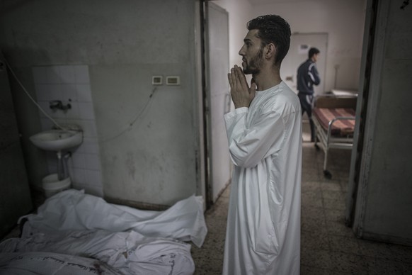 Ein Mann betet für die vielen Opfer des Angriffs, die an diesem Wochenende ins Shifa Hospital in Gaza eingeliefert werden.&nbsp;