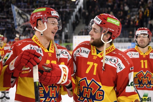 Biels Jan Neuenschwander, links, und Biels Julian Schmutz, rechts, jubeln nach dem Sieg (4-1), beim Eishockey Meisterschaftsspiel der National League A zwischen den HC Biel und dem ZSC Lions, am Samst ...