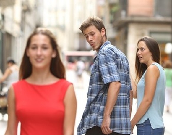 Wer kennt es nicht? Dieses Stock-Foto geistert seit 2015 als «Distracted Boyfriend»-Meme durchs Netz