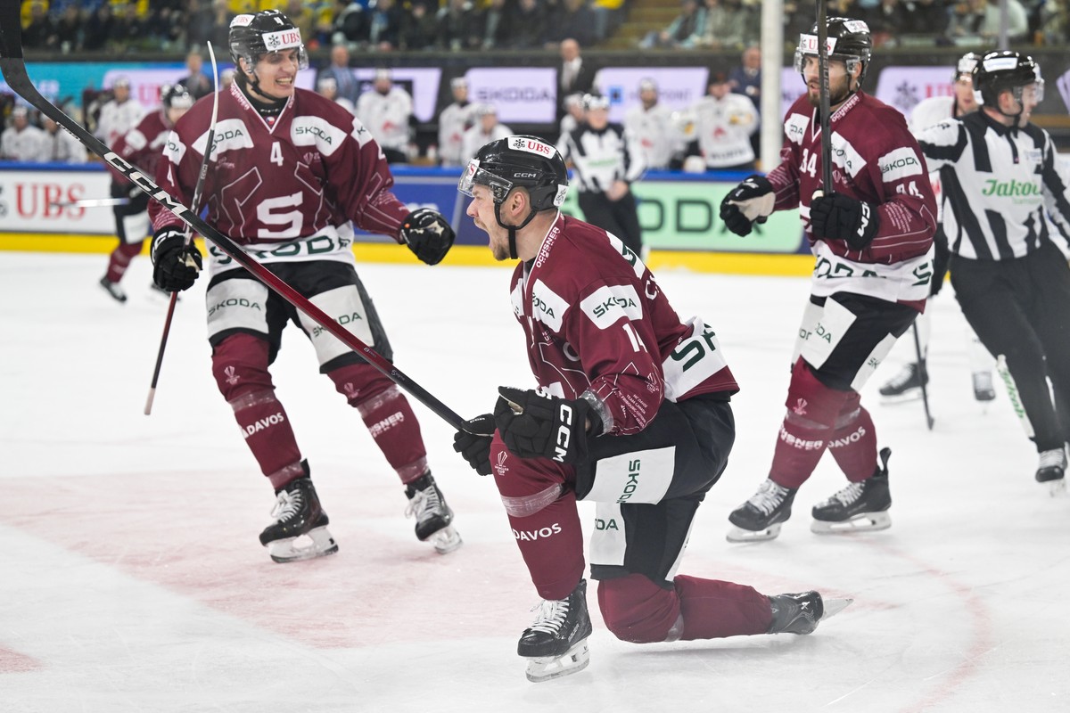 epa12617016 Praha's Filip Chlapik celebrates after scoring the 1-2 goal during the Spengler Cup ice hockey match between Sparta Prague and Team Canada, in Davos, Switzerland, 29 December 2025. EP ...