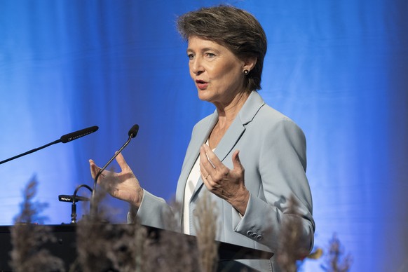 Bundesraetin Simonetta Sommaruga spricht beim Startanlass Vorbild Energie und Klima-Phase 2021 bis 2030, am Dienstag, 19. Oktober 2021, auf dem Waffenplatz in Thun. (KEYSTONE/Peter Schneider)