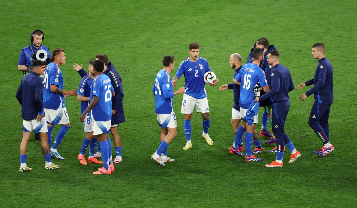 epa11413871 Players of Italy celeebrate after winning the UEFA EURO 2024 group B soccer match between Italy and Albania, in Dortmund, Germany, 15 June 2024. EPA/GEORGI LICOVSKI