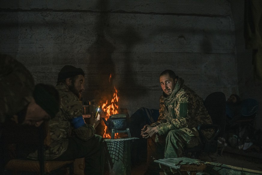 Dieses Foto wurde vom Pressedienst des Asow-Spezialregiments der ukrainischen Nationalgarde zur Verfügung gestellt: Es zeigt ukrainische Soldaten im Inneren des zerstörten Stahlwerks Azovstal in Mariupol, bevor sie in russische Gefangenschaft gerieten.