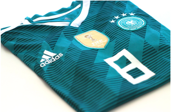 Dieses 20-Euro-Toni-Kroos-Deutschland-Trikot hat alle Details, die das 100-Euro-Original auch hat.