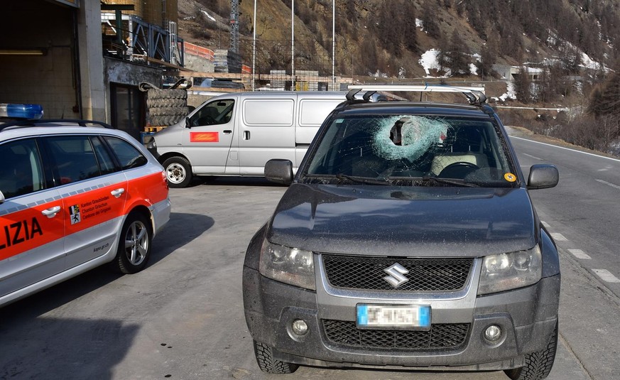 Ein rund sieben Kilogramm schwerer Steinbrocken ist am Freitag bei Zernez GR im Unterengadin auf ein Auto gestürzt. Der Lenker wurde verletzt, konnte aber bis in den Ort weiterfahren.