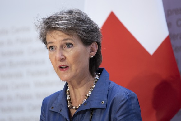 Bundesraetin Simonetta Sommaruga spricht waehrend einer Medienkonferenz des Bundesrates zur Klimapolitik, am Freitag, 17. September 2021, in Bern. (KEYSTONE/Peter Klaunzer)