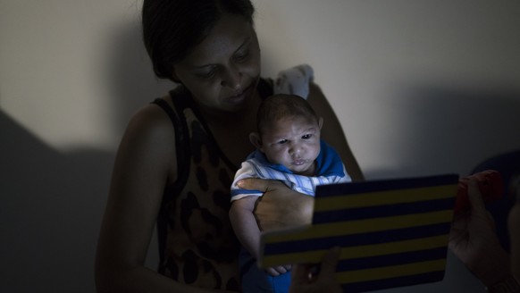 Daniele Ferreira dos Santos mit ihrem Sohn Juan Pedro, der an Mikrozephalie leidet.