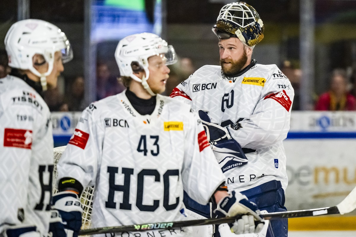 Le gardien Viktor Oestlund (HCC), droite, reagit lors de lacte 5 de la finale des Play-off de Swiss League de hockey sur glace entre le HC Sierre, (HCS) et le HC La Chaux-de-Fonds, (HCC), le mardi 7  ...