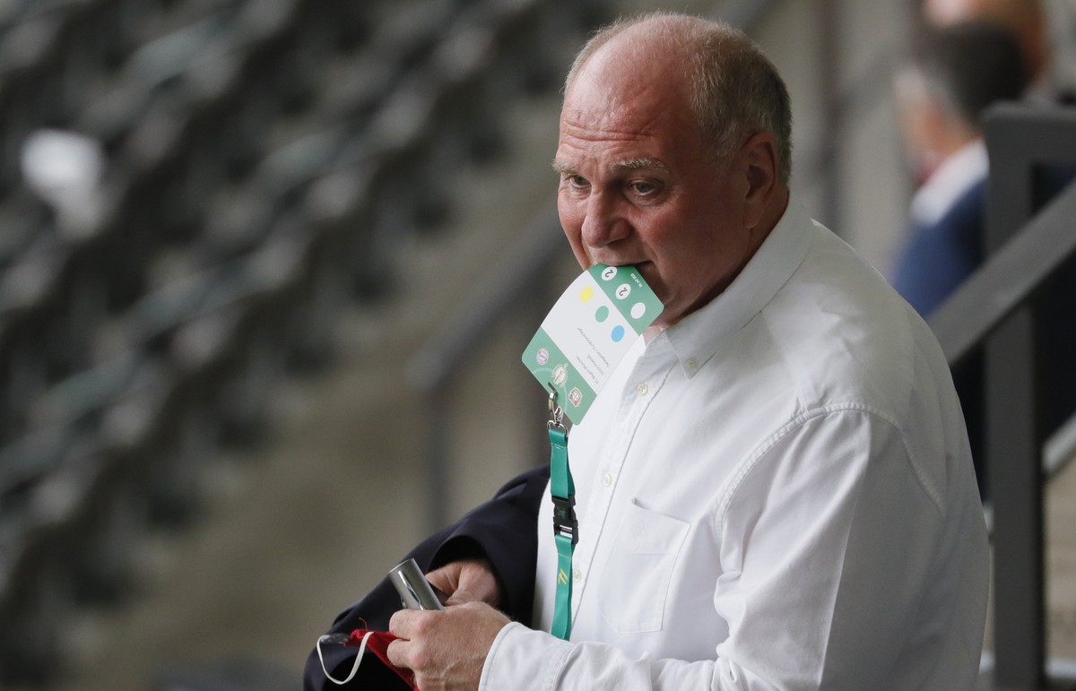 epa08527348 Bayern?s former president Uli Hoeness prior to the German DFB Cup final soccer match between Bayer Leverkusen and Bayern Munich in Berlin, Germany, 04 July 2020. EPA/RONALD WITTEK / POOL ( ...