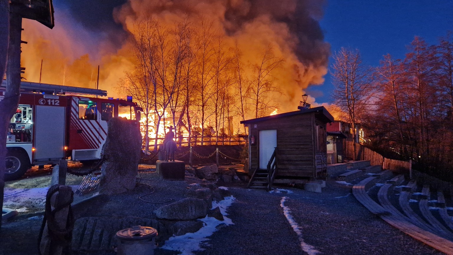 21.01.2024, Bayern, Eging am See: Feuerwehrleute l�schen einen Brand in der Westernstadt Pullman City. In dem Freizeitpark Westernstadt Pullman City in Eging am See in Bayern ist am Sonntagmorgen ein  ...