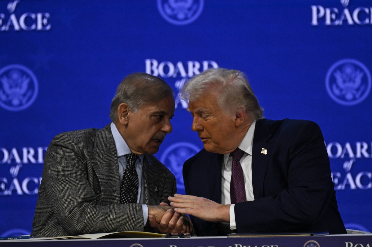 US President Trump attends the signing ceremony of the Peace Charter for Gaza in Davos DAVOS, SWITZERLAND - JANUARY 22: A bruise is seen on the top of the US President Donald Trump s left hand as he s ...