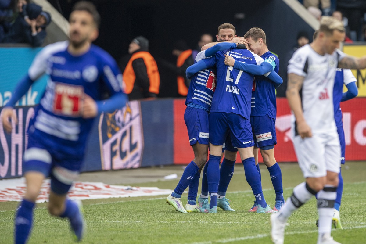 Die Luzerner feiern das Tor zum 2:2 beim Super League Meisterschaftsspiel zwischen dem FC Luzern und dem FC Lugano vom Sonntag, 3. April 2022 in Luzern. (KEYSTONE/Urs Flueeler)