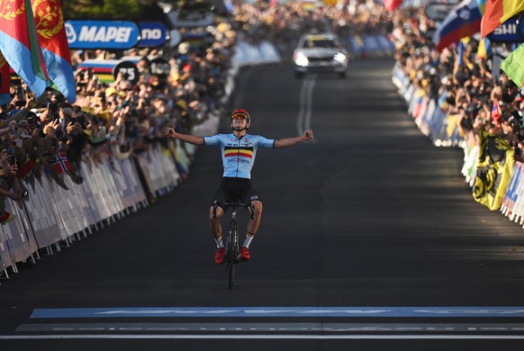 epa10204951 Remco Evenepoel of Belgium wins the gold medal in the Men?s Elite Road Race during the 2022 UCI Road World Championships in Wollongong, south of Sydney, Australia, 25 September 2022. EPA/D ...