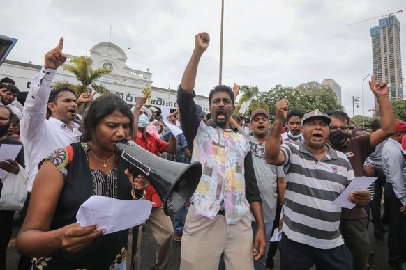 epa10085995 Protestors shout slogans during a protest after Sri Lankan Army soldiers forcibly evicted protesters from the President&#039;s secretariat premises, in Colombo, Sri Lanka, 22 July 2022. Th ...