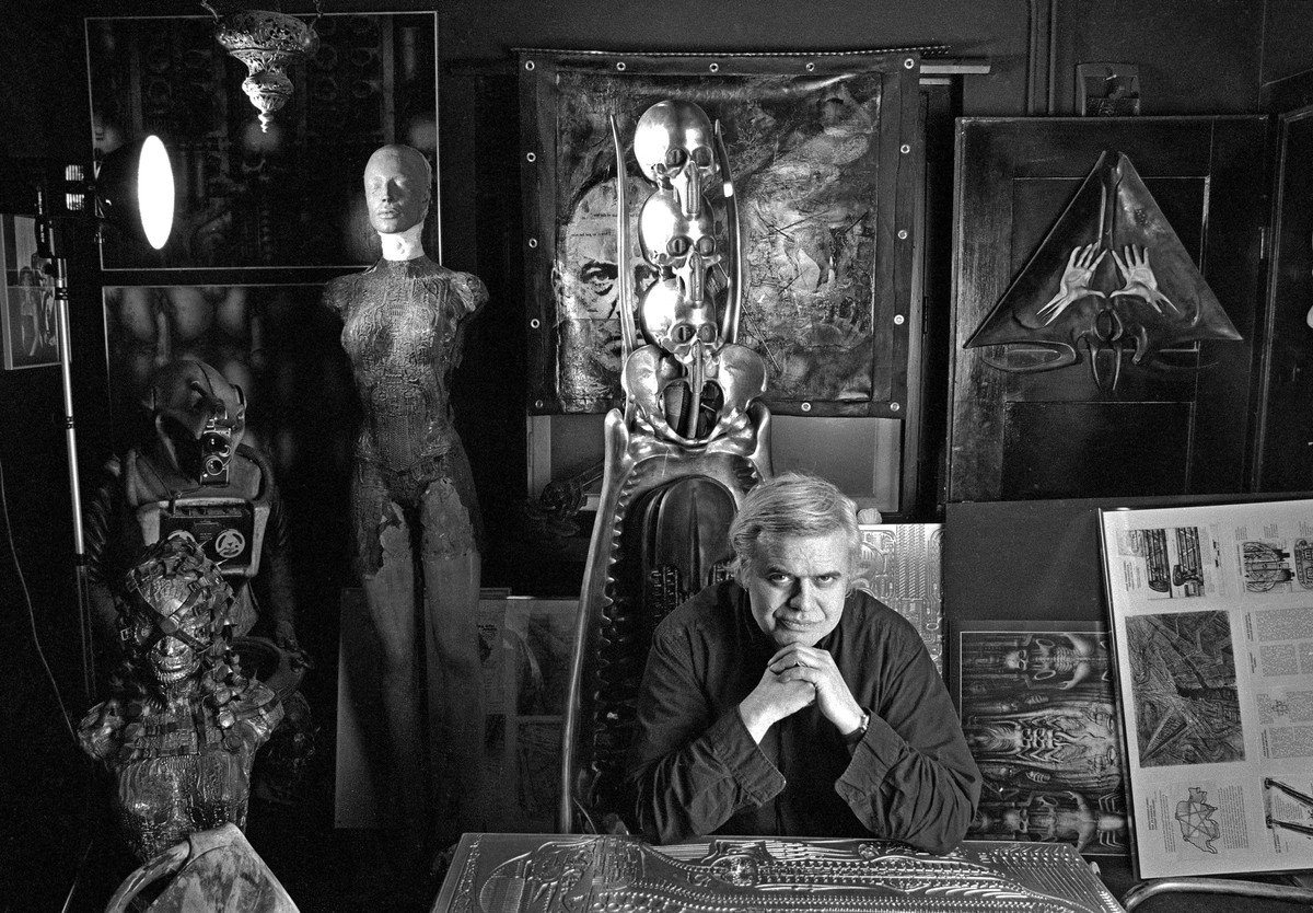 ARCHIV --- Portrait des Schweizer Kuenstlers HR Giger, umgeben von seinen Skulpturen und Gemaelden, aufgenommen im Januar 1995 in Gigers Wohnhaus in Zuerich. H. R. Giger ist laut SRF News online am Mo ...