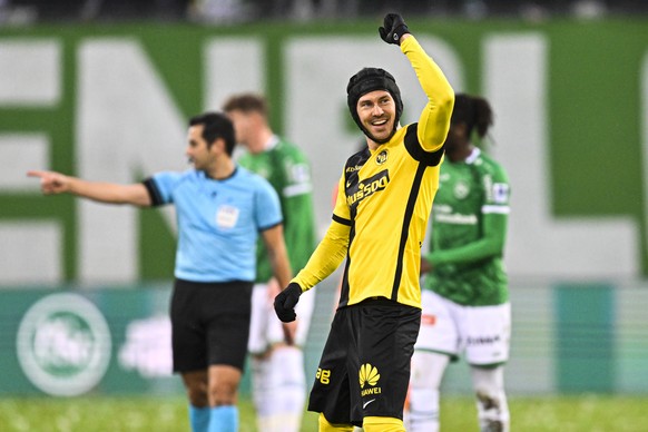 YBs Christian Fassnacht bejubelt sein 0-1 nach dem Tor-Review im Fussball Super League Spiel zwischen dem FC St. Gallen und dem BSC Young Boys, am Sonntag, 6. Februar 2022, im Kybunpark in St. Gallen. ...