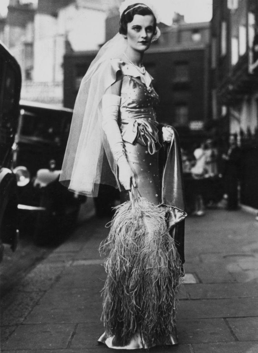1930: In diesem exzentrischen Kostüm wird Margaret gleich Queen Mary vorgestellt und verfällt dem Prinzen Aly Khan. 