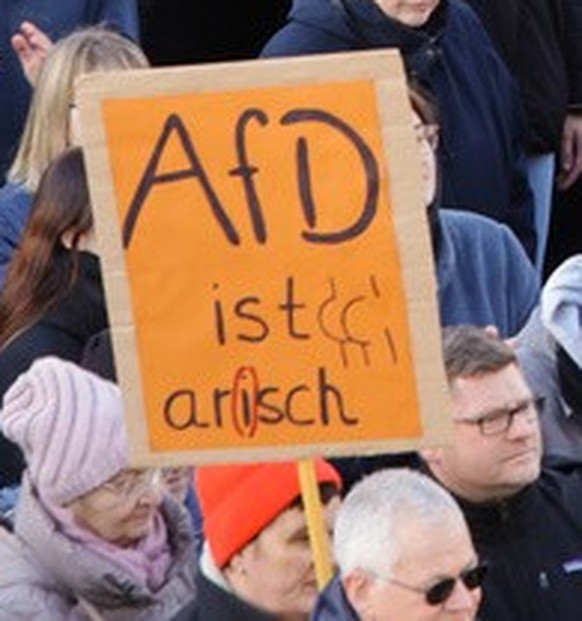 27.01.2024, Hessen, Marburg: Unter dem Motto &quot;Marburg gegen Rechts&quot; demonstrieren Menschen vor dem Erwin-Piscator-Haus (Stadthalle) in der Biegenstra