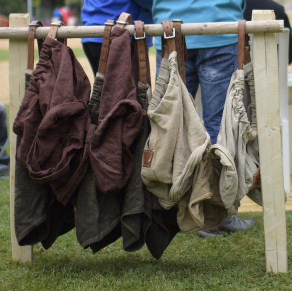 Ein Schwinger steigt in die Zwilchhosen, am Glarner-Buendner Schwingfest, am Montag, 5. Juni 2017, in Niederurnen.(KEYSTONE/Gian Ehrenzeller)