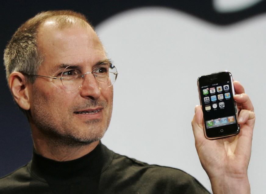 Der Apple-Gründer († 2011) im Januar 2007 mit dem Ur-iPhone.