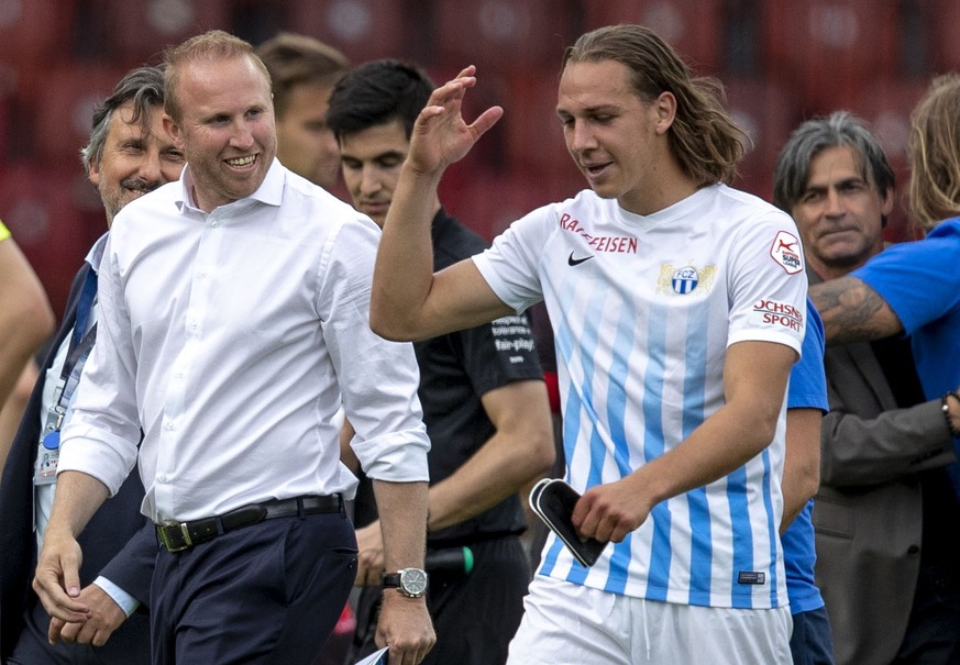 FC Zuerich Cheftrainer Ludovic Magnin, Mitte links, im Gespraech mit dem dreifachen Torschuetzen Michael Frey (#9) waehrend Torhueter Yanick Brecher, links, davon laeuft nach dem Super League Fussball ...