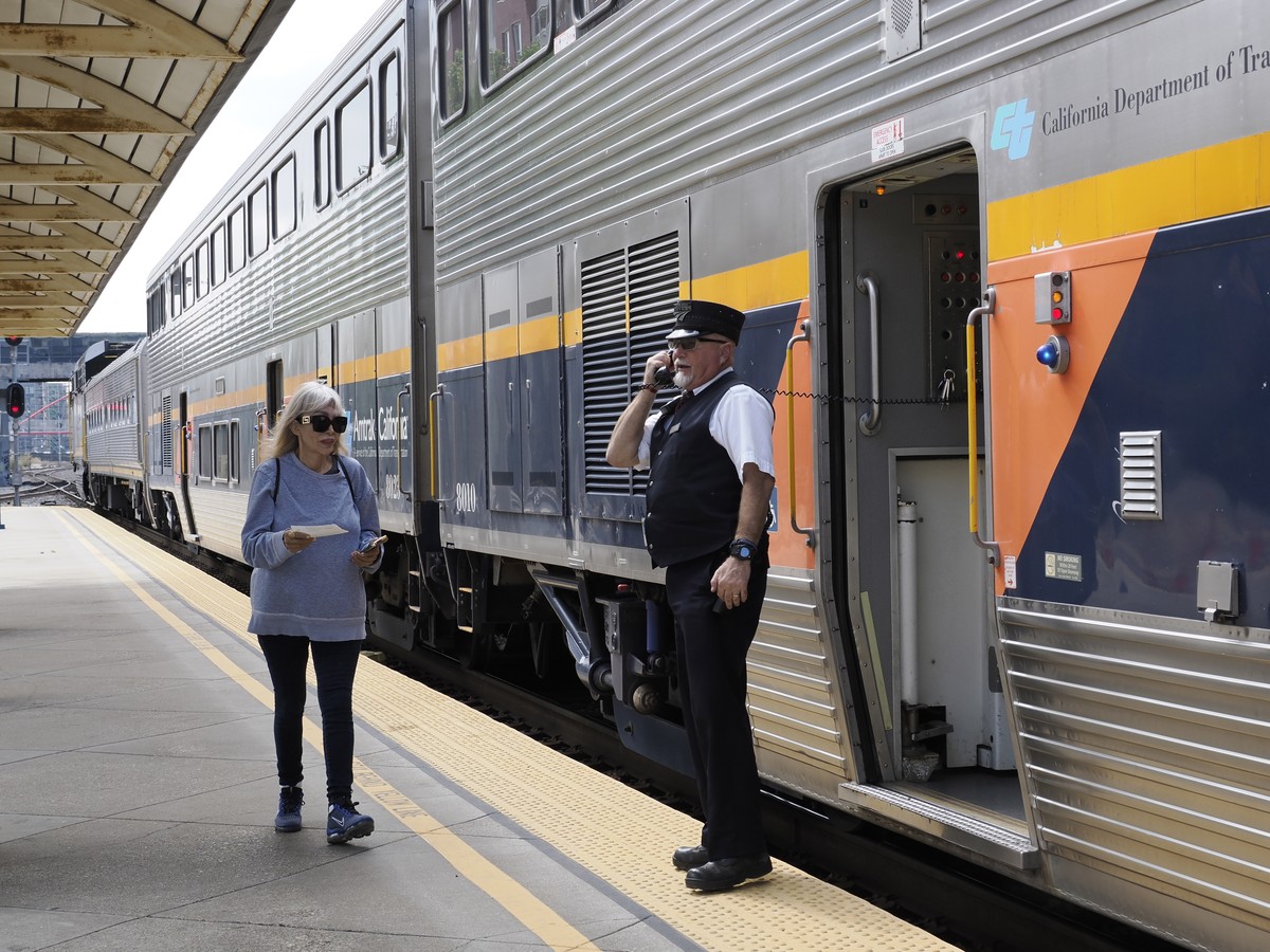 epa10186878 Amtrak passengers board a train before departing in Emeryville, California, USA, 15 September 2022 as it resumes service after long-distance train service were being preemptively suspendin ...