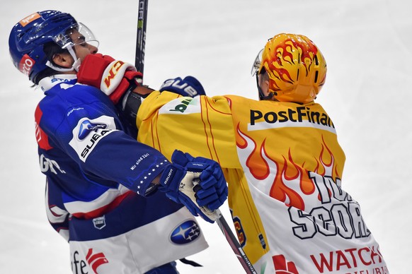 Der Bieler Toni Rajala, rechts, beim Faustkampf mit dem Zuericher Phil Baltisberger, links, beim Eishockeyspiel der National League ZSC Lions gegen den EHC Biel im Zuercher Hallenstadion am Dienstag,2 ...