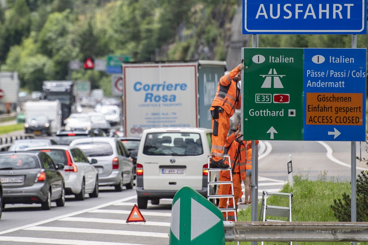 Der Ferienreiseverkehr vor dem Gotthardtunnel zwischen Amsteg und Goeschenen auf der Autobahn A2 staut sich bis auf einer Laenge von 7 Kilometern, am Freitag, 9. Juli 2021. (KEYSTONE/Urs Flueeler)