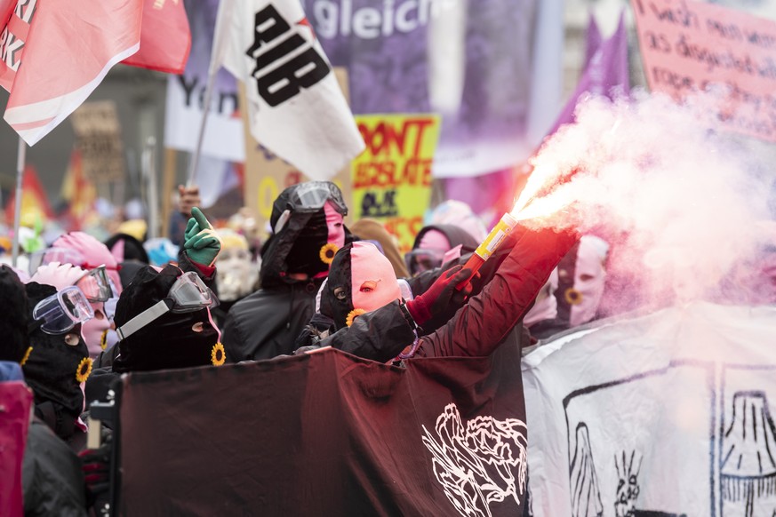 Frauen demonstrieren ein Tag vor dem Internationaler Frauentag, aufgenommen am Samstag, 7. Maerz 2020 in Zuerich. (KEYSTONE/Ennio Leanza)