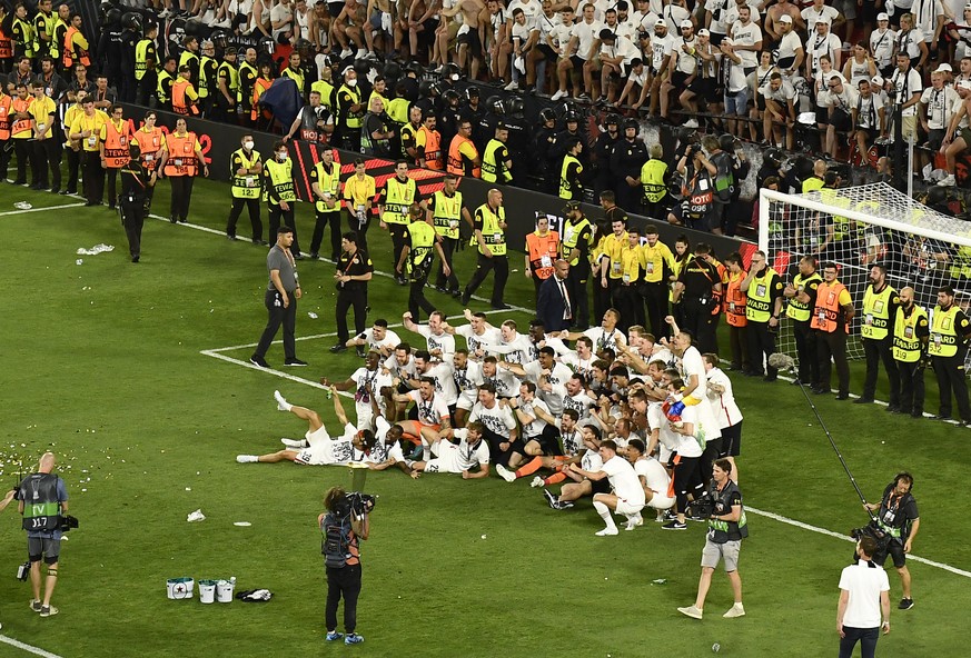 Frankfurt players celebrate with the trophy after winning the Europa League final soccer match between Eintracht Frankfurt and Rangers FC at the Ramon Sanchez Pizjuan stadium in Seville, Spain, Thursd ...