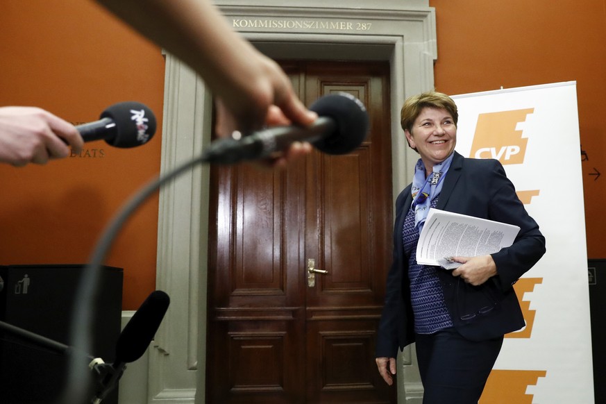 CVP-Bundesratskandidatin Viola Amherd beantwortet Fragen von Journalisten nach ihrem Hearing in der Fraktionssitzung der CVP, am Freitag, 16. November 2018 im Bundeshaus in Bern. (KEYSTONE/Peter Klaun ...