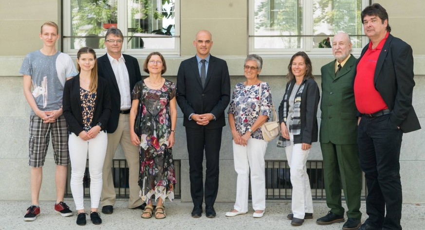 Sie nahmen Bundesrat Alain Berset (Mitte) in die Zange: Tobias Hildbrand, Andrea Marti, Thomas Weyermann, Anke Sach, Erika Seiler, Ursula Lutz, Guido Wiederkehr, Pierre Bayerdörfer.