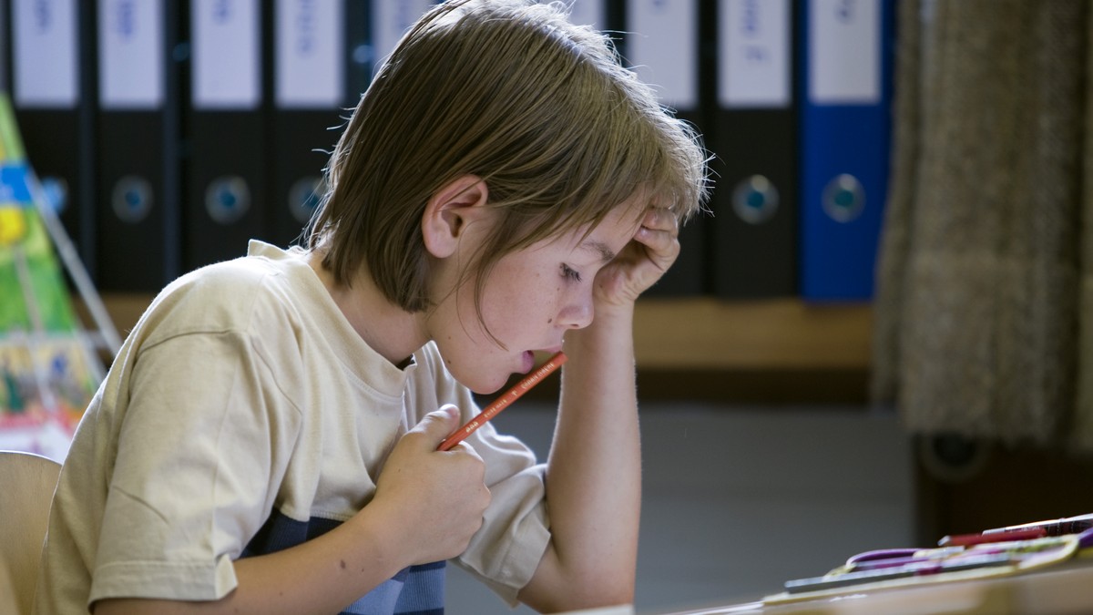 ARCHIVBILD - ZUR TASCHENGELD STUDIE STELLEN WIR IHNEN DIESES BILDMATERIAL ZUR VERFUEGUNG - A pupil takes a mathematics test in the class room at the elementary school in Monstein near Davos in the can ...