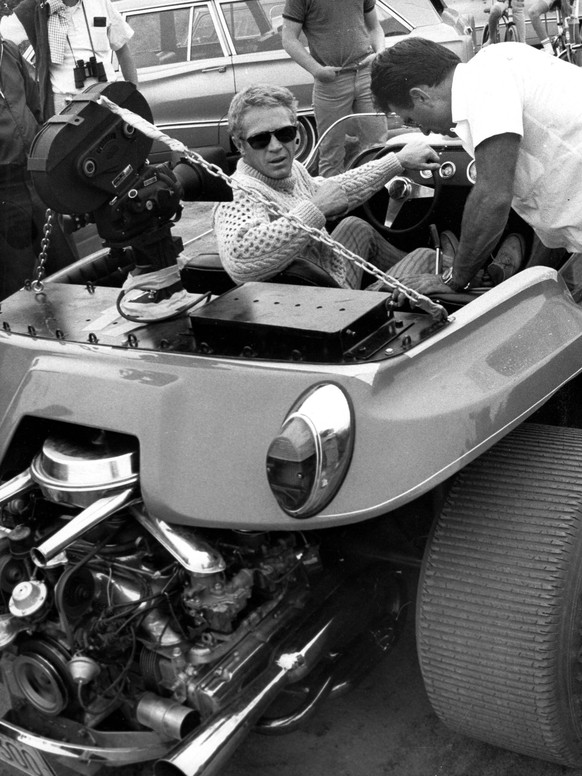 Steve McQueen während den Dreharbeiten zu «The Thomas Crown Affair» 1968. Während die meisten Manx-Buggies VW-Motoren hatten, wurden auf Wunsch von McQueen PS-Starke Chevrolet-Motoren eingebaut. 