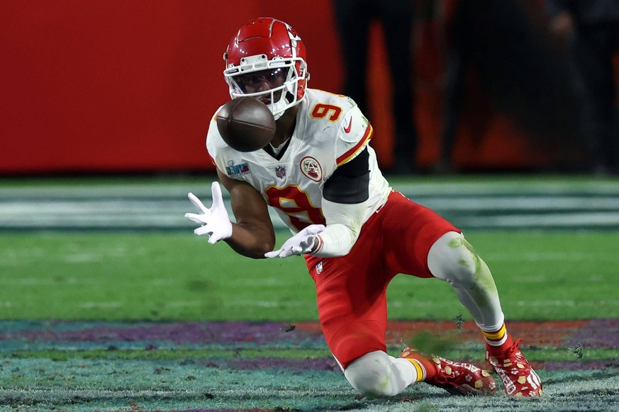 NFL, American Football Herren, USA Super Bowl LVII-Kansas City Chiefs vs Philadelphia Eagles Feb 12, 2023 Glendale, Arizona, US Kansas City Chiefs wide receiver JuJu Smith-Schuster 9 makes a catch aga ...