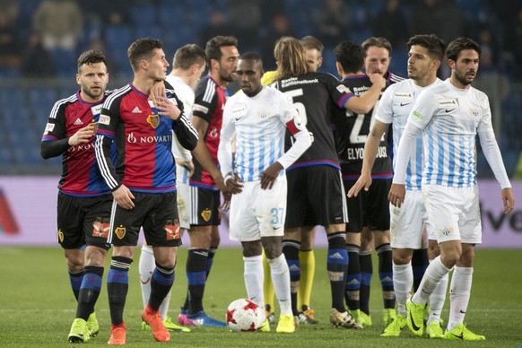 Der Basler Renato Steffen, links, beruhigt seinen Mitspieler Taulant Xhaka, rechts, und fuehrt in weg nachdem dieser eine Platzverweis bekommen hat, im Viertelfinal des Schweizer Cups zwischen dem FC  ...