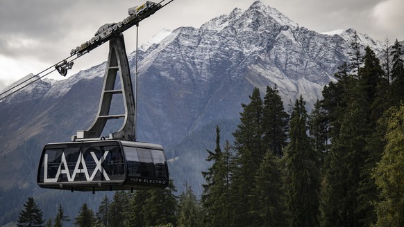 Die Gondelbahn des Crap Sogn Gion verlaesst die Talstation, aufgenommen vor einer Medienkonferenz am Mittwoch, 23. September 2025, in Laax. Die Gemeinden Flims, Laax und Falera wollen die touristische ...