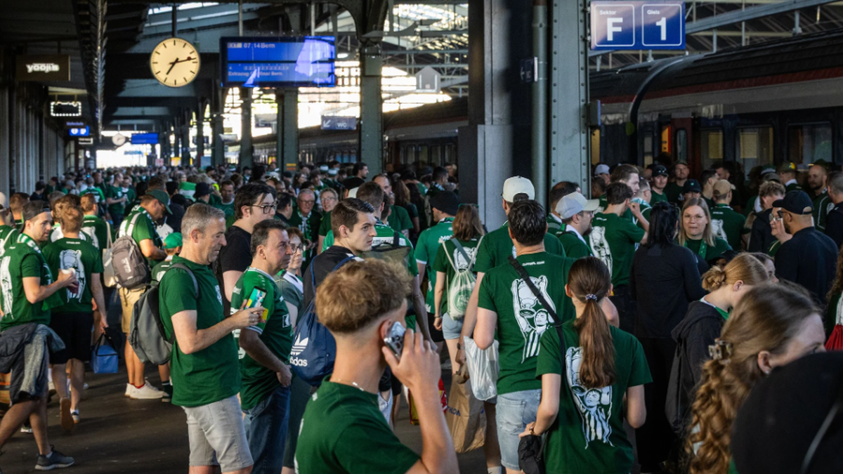 Fans des FC St.Gallen warten im Bahnhof auf den Extrazug, der sie ans Auswärtsspiel bringt.