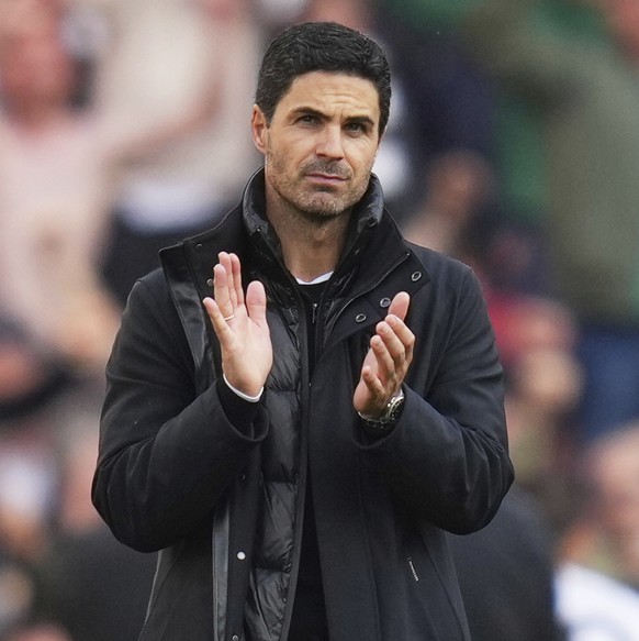 Arsenal&#039;s manager Mikel Arteta applauds supporters after the English Premier League soccer match between Arsenal and Newcastle United at Emirates stadium in London, Sunday, May 18, 2025. (AP Phot ...
